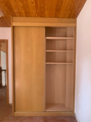 Armario de madera beige y marrón
