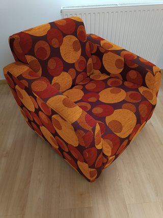 Sillón estampado tela naranja y rojo