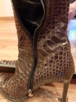 Botines piel serpiente tacón alto