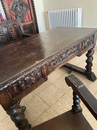 Escritorio antiguo con armario y 3 sillas