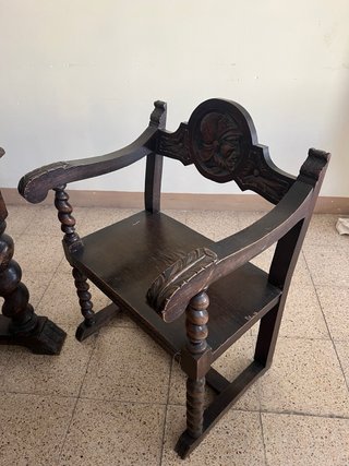 Escritorio antiguo con armario y 3 sillas