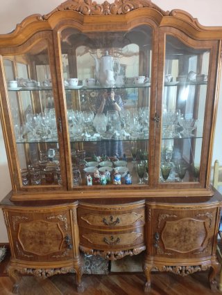 Mueble vitrina de madera y cristal
