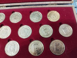 13 Monedas Heráldicas Bañadas en Oro 24K