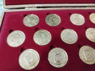 13 Monedas Heráldicas Bañadas en Oro 24K