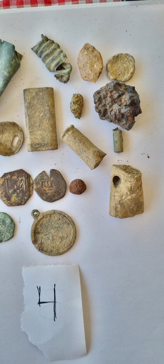 Lote de objetos y monedas antiguas