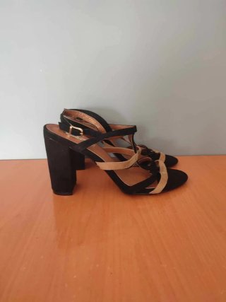 Sandalias tacón negro y beige