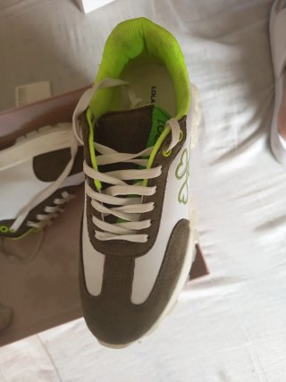 Zapatillas Lola Casademunt Verde Oliva y Blanco