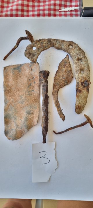 Lote objetos antiguos: herradura, clavos