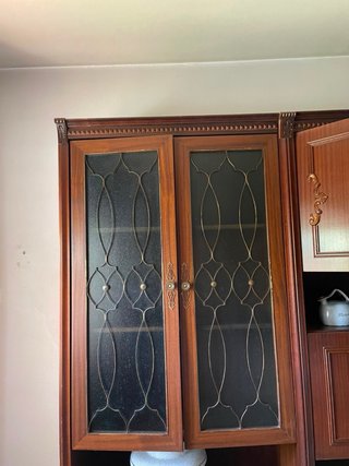 Mueble de salón madera repujada y vidrio