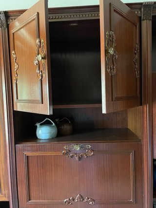 Mueble de salón madera repujada y vidrio