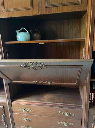Mueble de salón madera repujada y vidrio