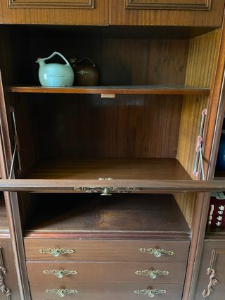 Mueble de salón madera repujada y vidrio