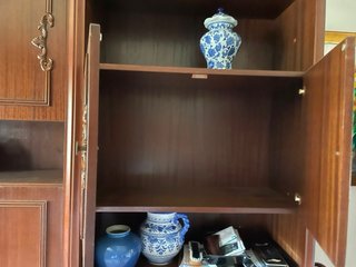 Mueble de salón madera repujada y vidrio