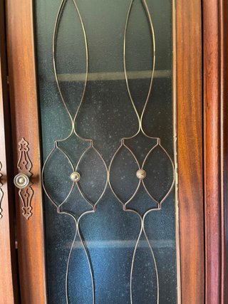 Mueble de salón madera repujada y vidrio