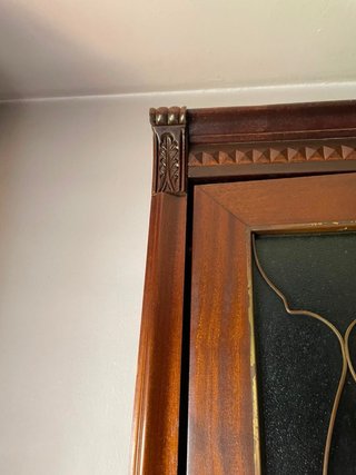 Mueble de salón madera repujada y vidrio