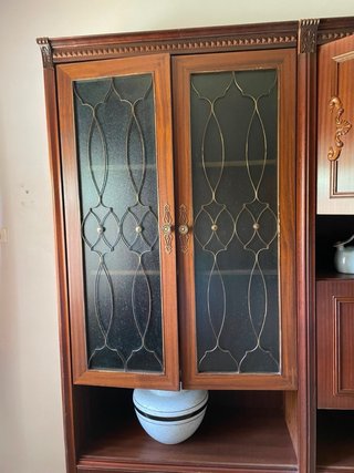 Mueble de salón madera repujada y vidrio