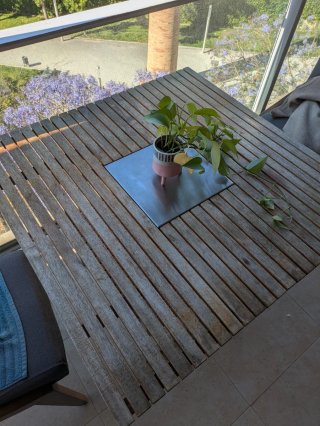 Mesa de madera y metal para exterior