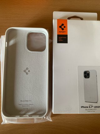 Funda Spigen iPhone 6.7 (2021) Silicone Fit