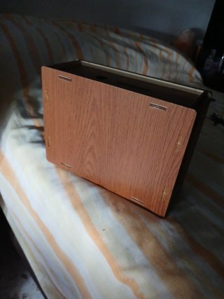 Caja de ahorros de madera