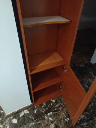 Vitrina alta de madera y cristal