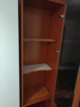 Vitrina alta de madera y cristal
