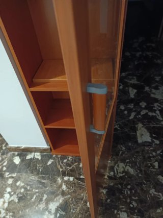 Vitrina alta de madera y cristal