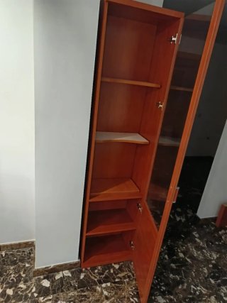 Vitrina alta de madera y cristal