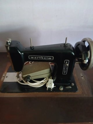 Máquina de coser antigua de madera