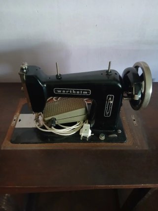Máquina de coser antigua de madera