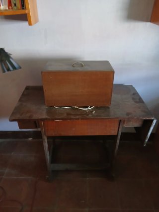 Máquina de coser antigua de madera