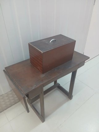 Máquina de coser electrica antigua de madera