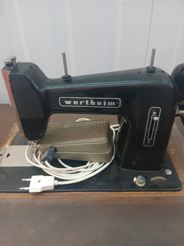 Máquina de coser electrica antigua de madera
