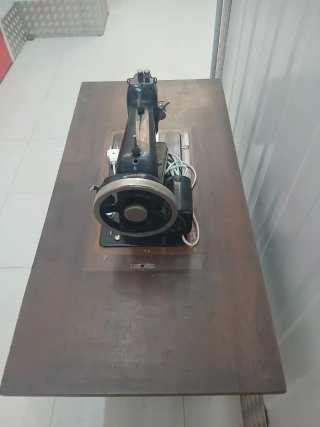 Máquina de coser electrica antigua de madera