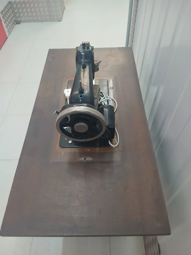 Máquina de coser electrica antigua de madera