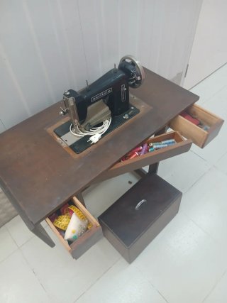Máquina de coser electrica antigua de madera