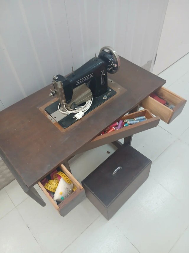 Máquina de coser electrica antigua de madera