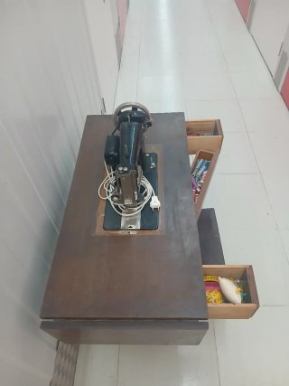 Máquina de coser electrica antigua de madera
