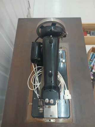 Máquina de coser electrica antigua de madera