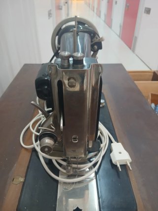 Máquina de coser electrica antigua de madera