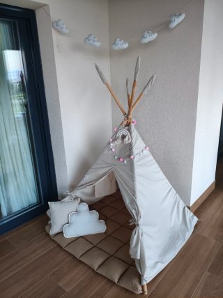 Tienda tipi beige con alfombrilla, arcoiris, nubes