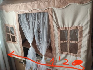 Casita infantil de tela beige y rosa nude.