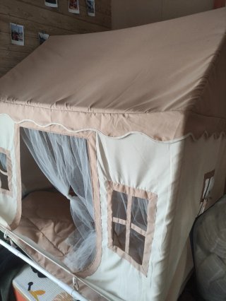 Casita infantil de tela beige y rosa nude.