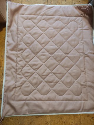 Casita infantil de tela beige y rosa nude.