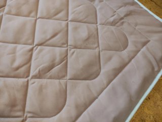 Casita infantil de tela beige y rosa nude.