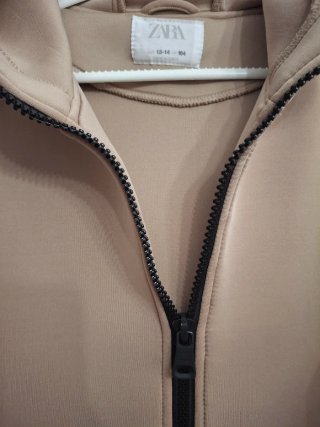 Chaqueta beige con cremallera