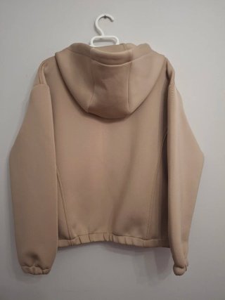 Chaqueta beige con cremallera