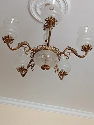 Lámpara de salón dorada y cristal