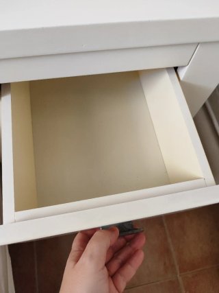 Mesita de noche de madera blanca  perfecto estado.