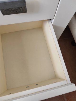 Mesita de noche de madera blanca  perfecto estado.