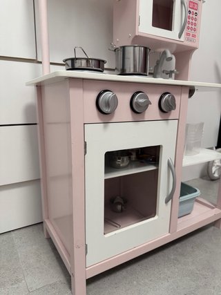 Cocina de juguete rosa con accesorios